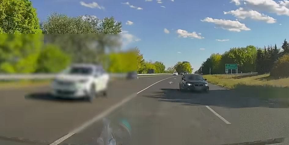 Kétszer kétsávos úton, forgalommal szemben előzött az elvetemült BMW-s