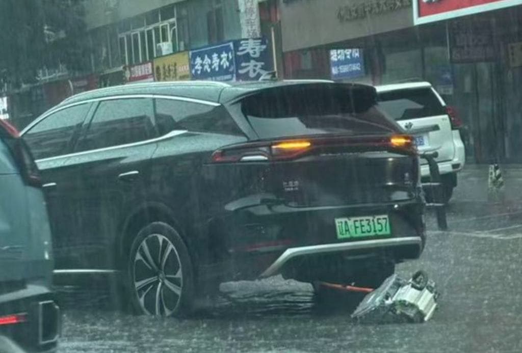 Kiszakadt a motor egy BYD-ból, de az autó ment tovább