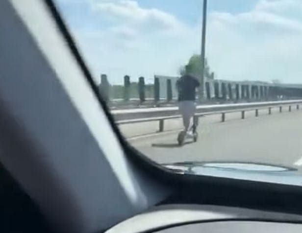 Videó: Autópálya belső sávjában száguldott egy román rolleres