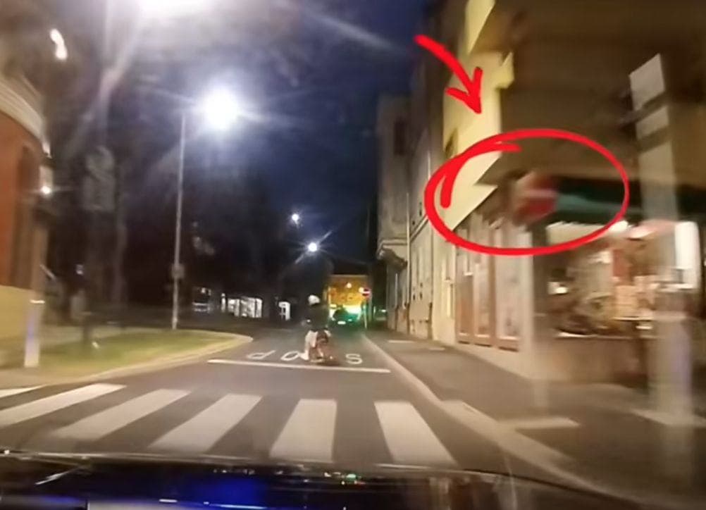 Videó: Robogós fajankó menekült a rendőrök elől