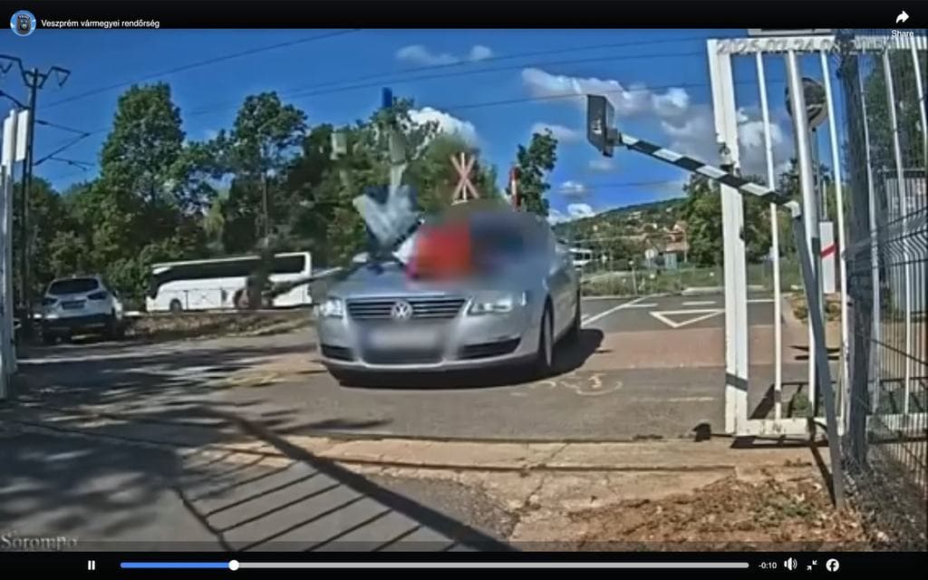 Videó: Gigantikusat zakózott egy rolleres, miután eltalálta a Passatot
