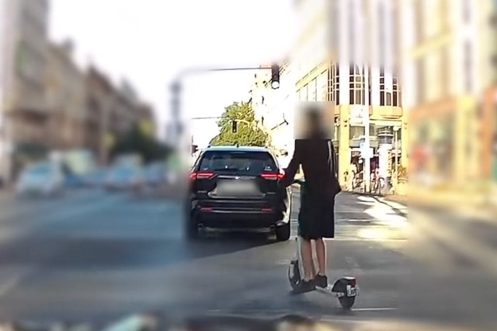 Nehéz napirendre térni afelett, mit művelt ez a rolleres az Astoriánál