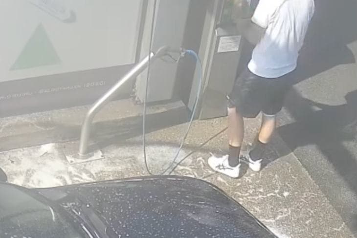 Felbőszítette a salgótarjáni autómosó, izomból vett elégtételt rajta
