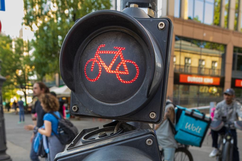 Sok a konfliktus, eltűnik a járdáról a kerékpársáv a József körút egy részén