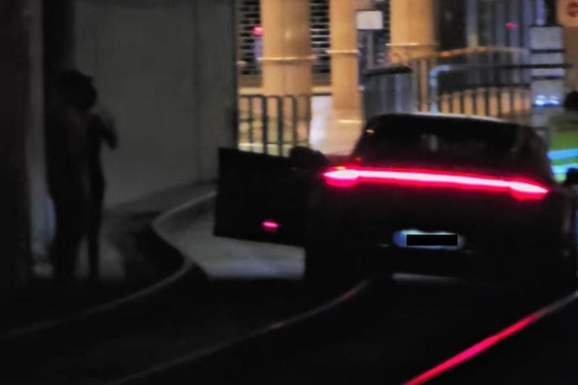 Porschéval próbált meg villamosozni az ittas sofőr a pesti éjszakában, nem jött össze neki