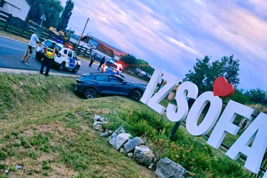 Árokba tette a lopott autót, aztán a rendőröknek könyörgött, hogy ne köpjék be