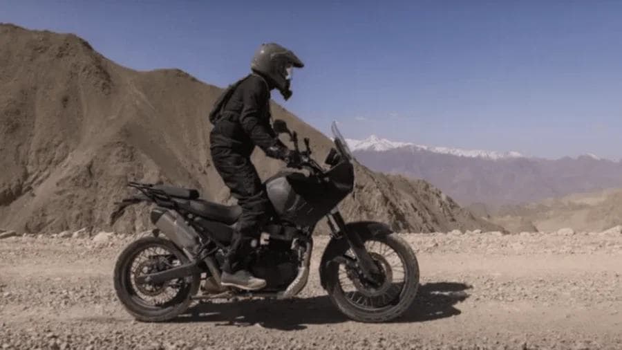 Motorok a szemétdombról: szokatlan helyen fotózták a 750-es Royal Enfield túraendurókat