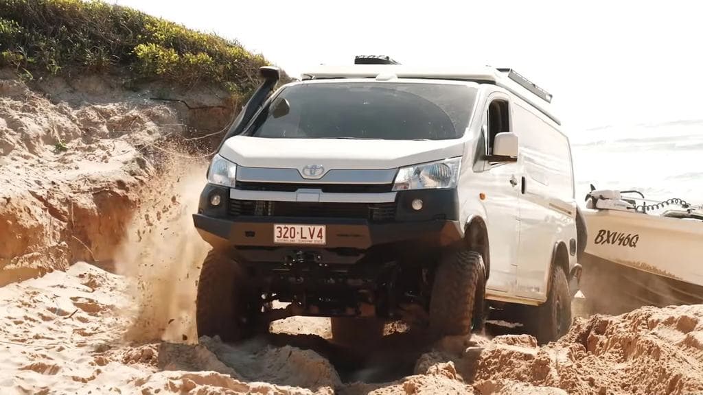 Melós furgonból kőkemény világjáró: lehengerlő a 4x4-es Toyota HiAce