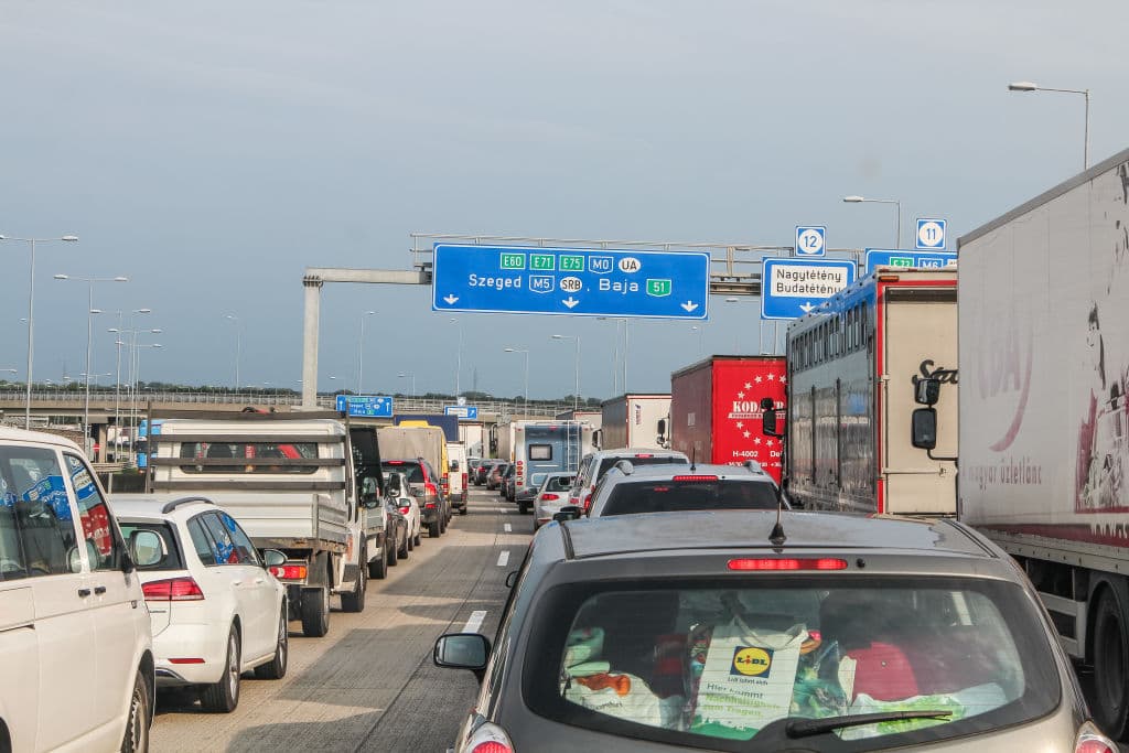 Több kilométeres dugók bénítják a forgalmat autópályáinkon