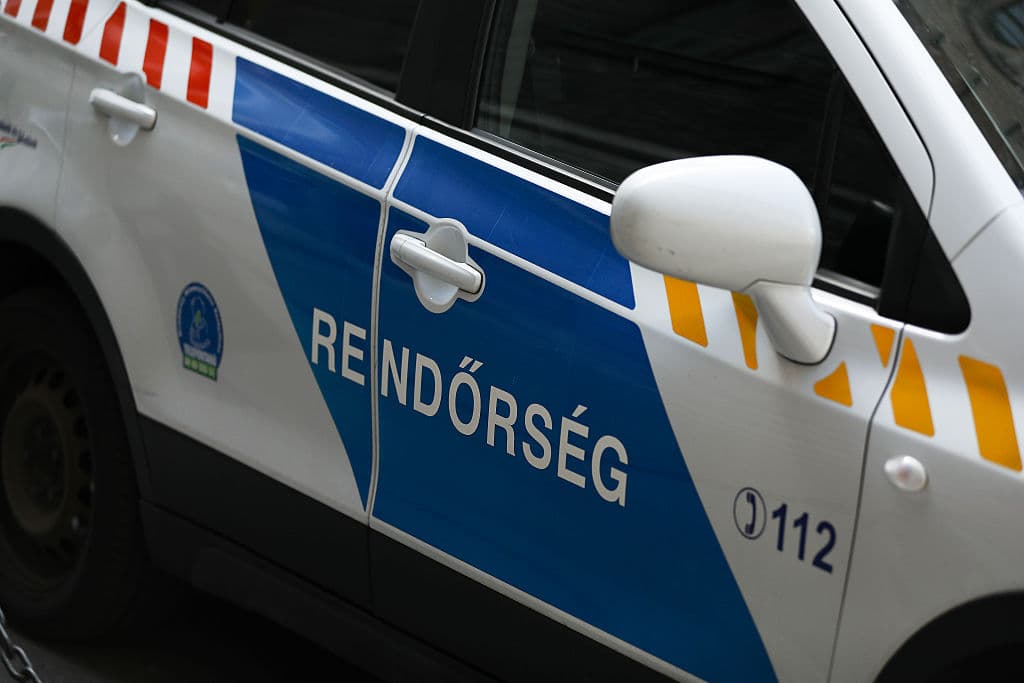 Benzin lopott, rendőrt vert egy autós