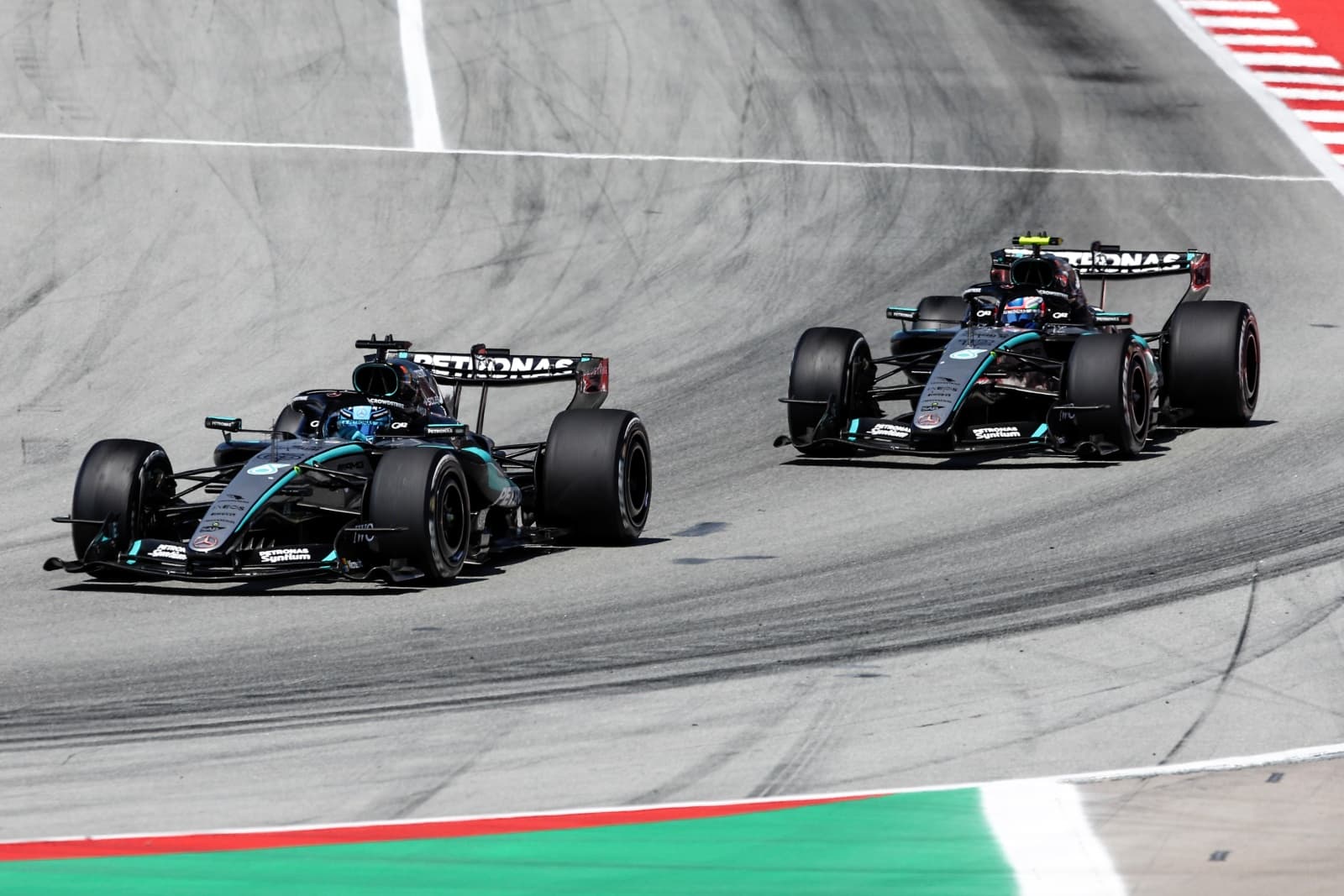 Jön a fordulat a Mercedesnél, előnybe kerül Russell