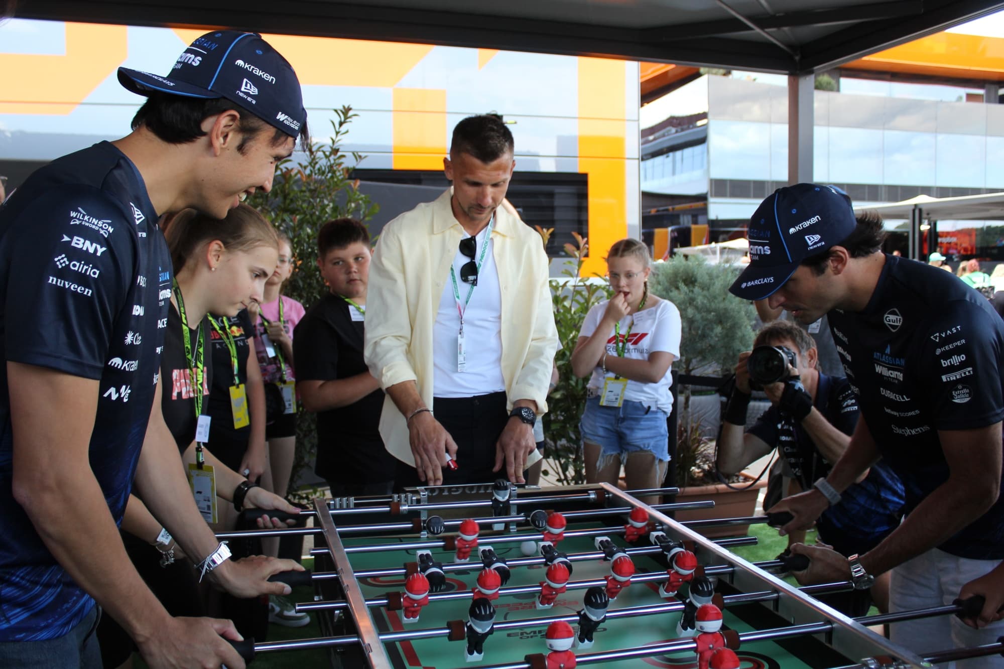 Csocsóztak, túrós batyut vágtak az F1-esek a Hungaroringen
