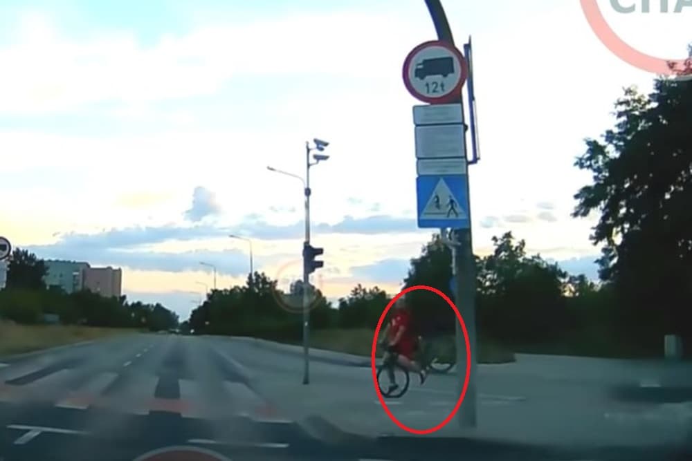 Nagyot hibázott a bringás- autós mentette meg