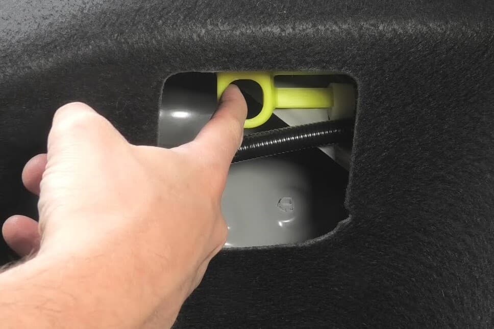 Ezt a kis kart sok autós sosem találja meg, pedig fontos feladata van