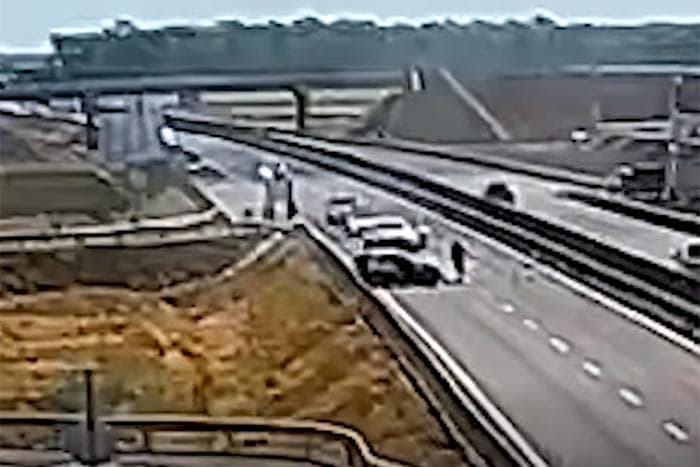 Felfoghatatlan baleset az M4-esen, videón a durva ütközés