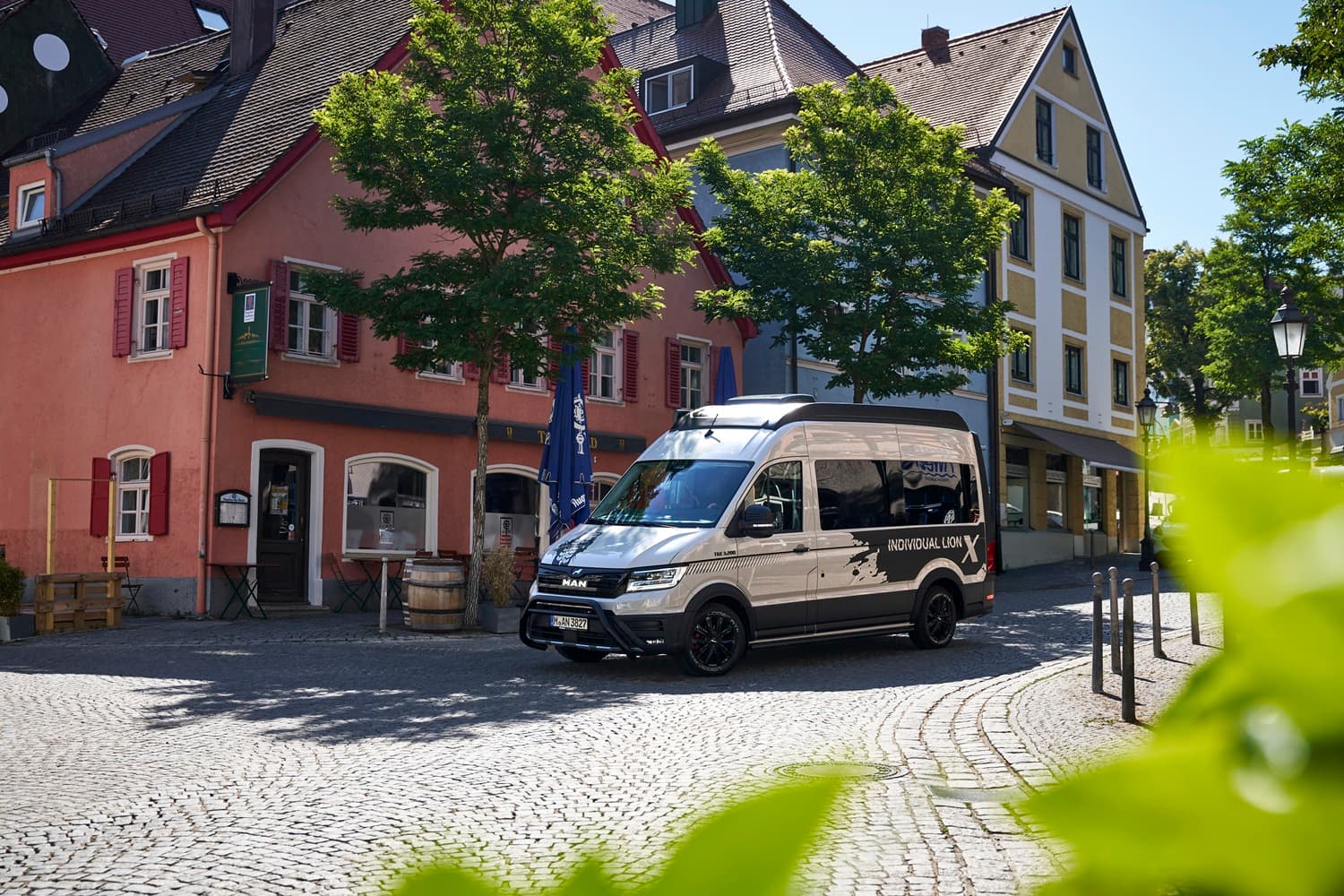 Komfortos kempingbuszokkal rukkolt elő az oroszlános márka