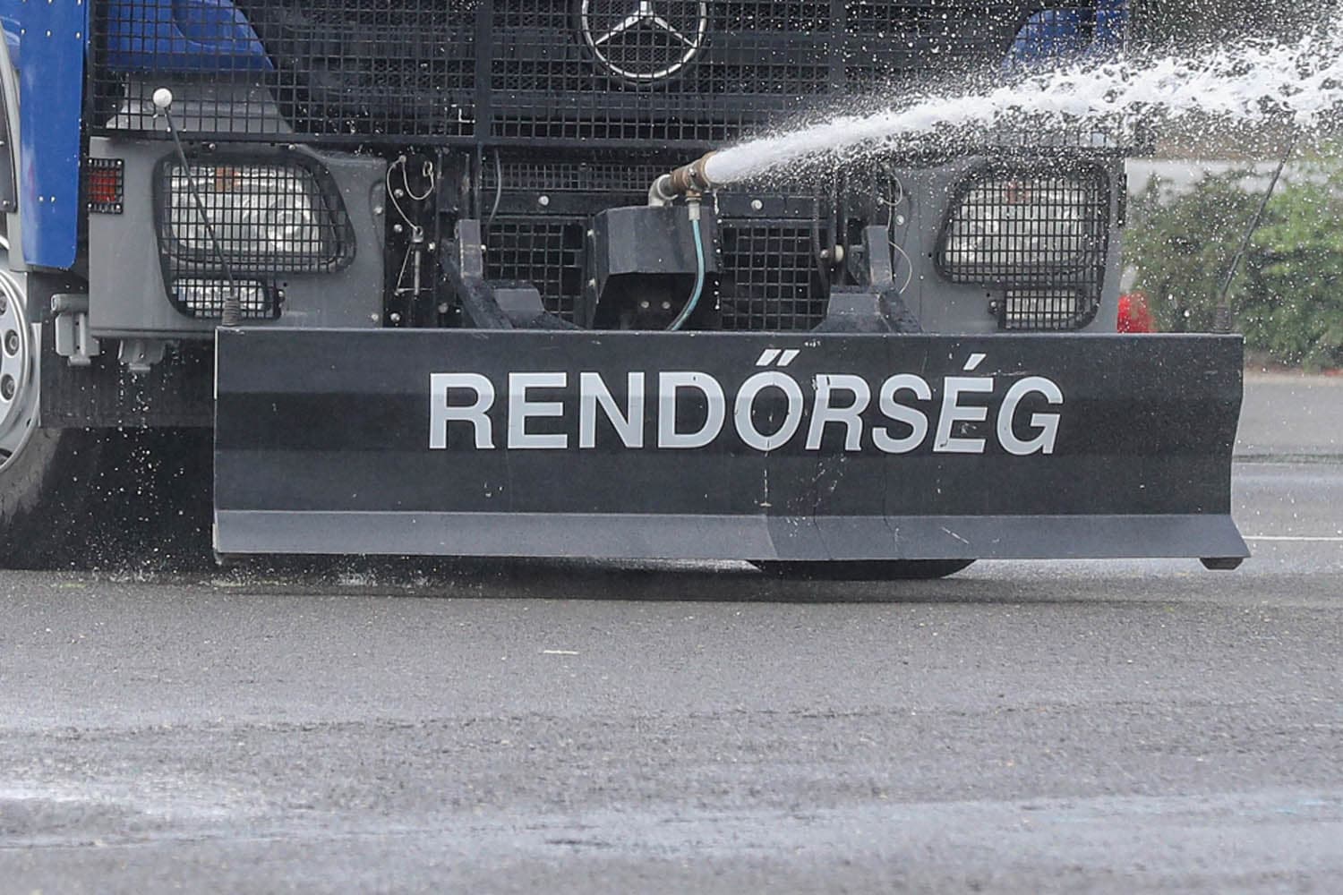 Ezt tudja a rendőrök fegyvere, amelyet a hőség ellen is bevetettek