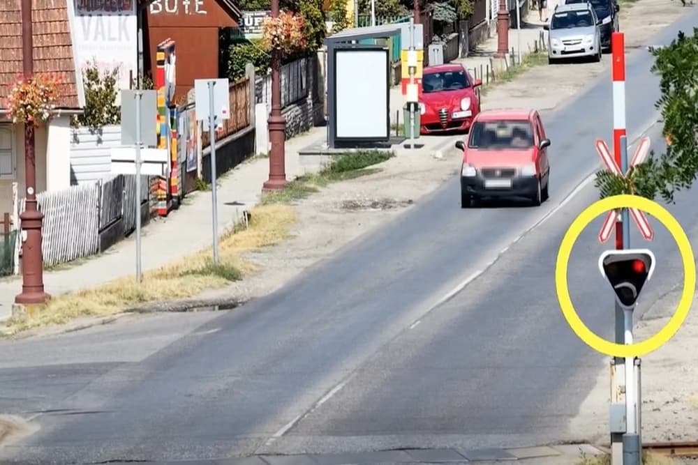 Áthajtott a piroson, aztán közölték vele a rendőrök a kellemetlen hírt