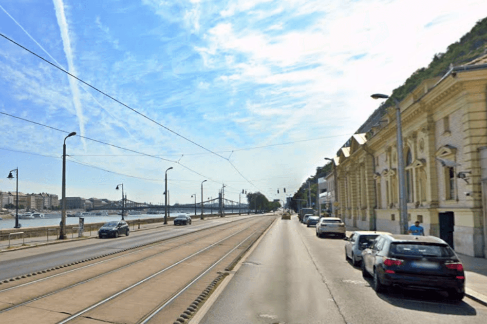 A bringásoknak adják a parkolósávot a budai rakparton