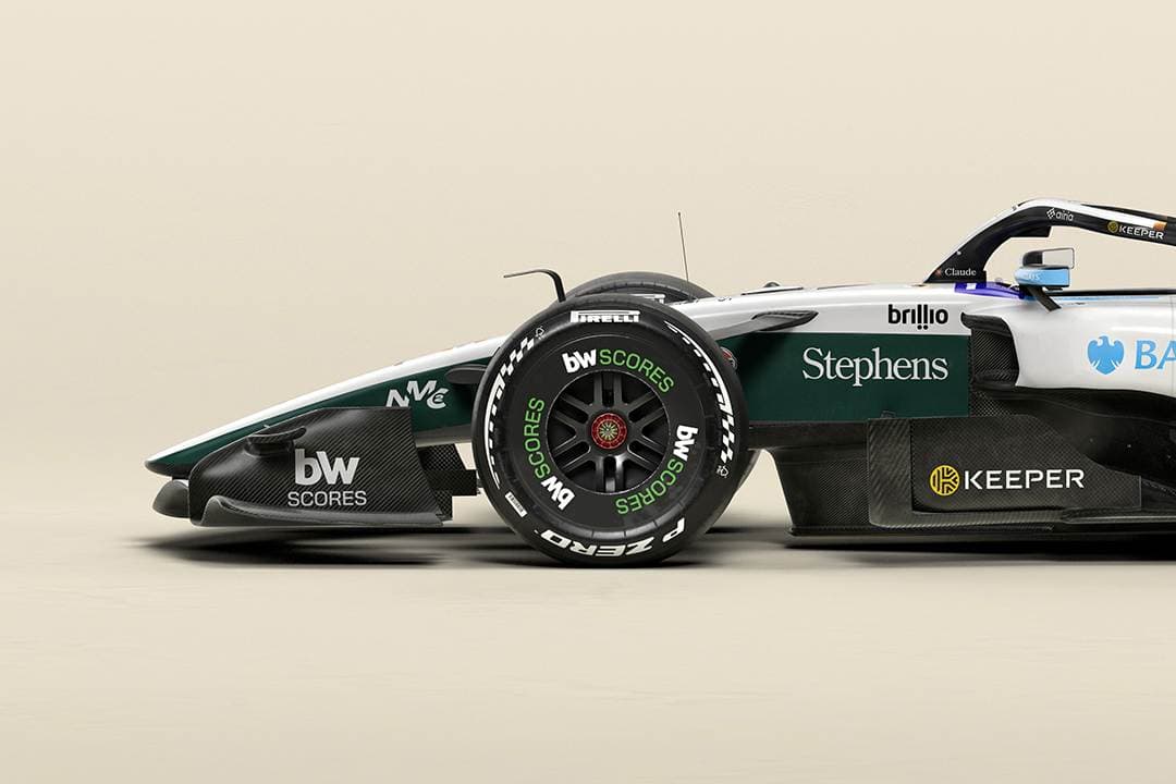 Időutazó ruhát kap az egyik F1-es autó Madridban