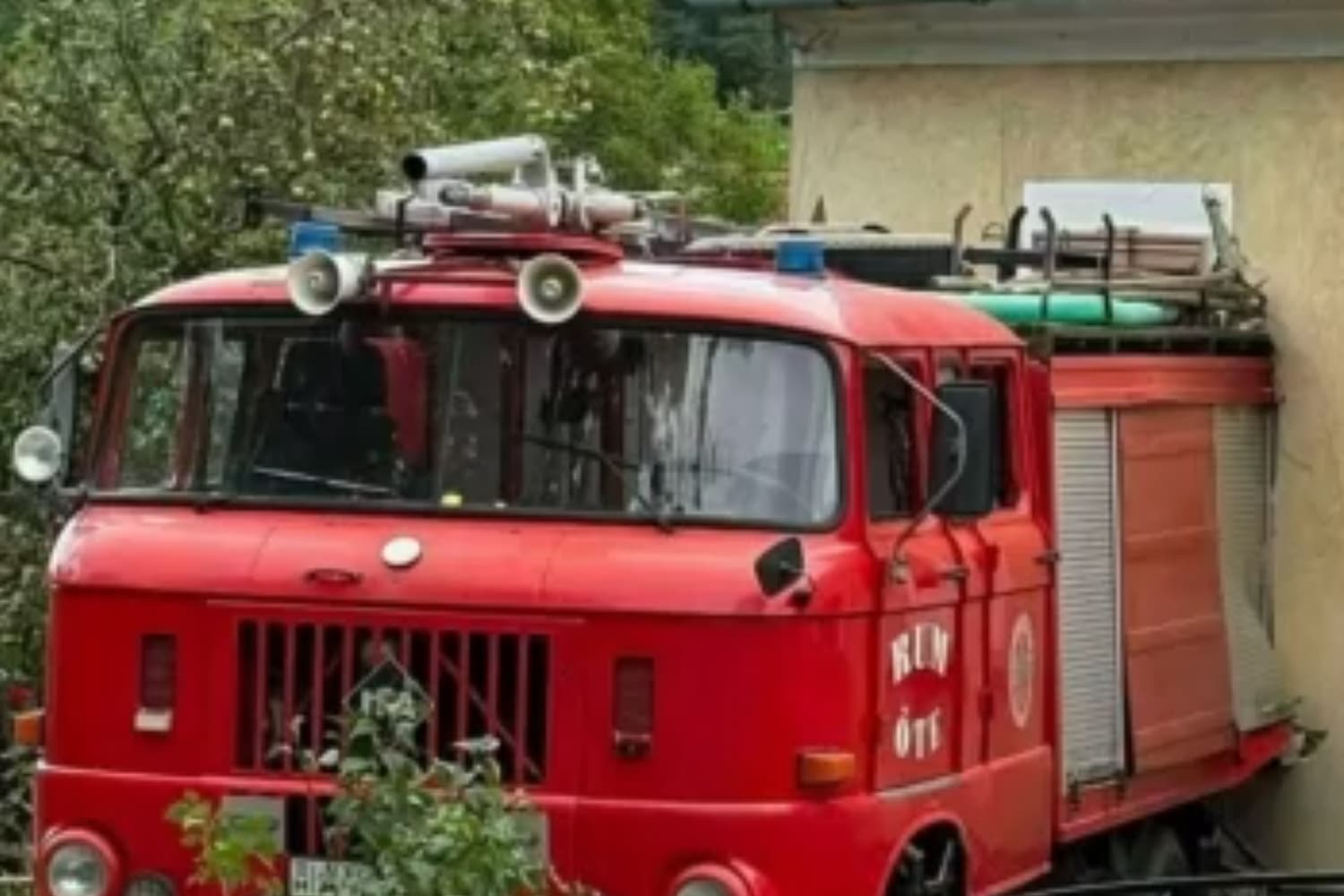 IFA tűzoltóautó szakította át egy ház falát Vas megyében, videón a baleset