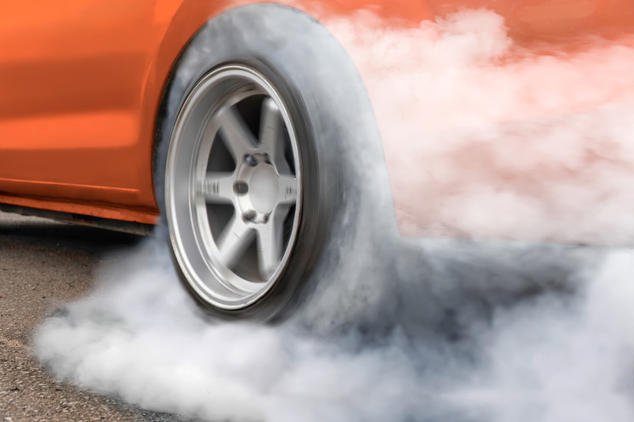 Tévedésből driftelt a magyar autós Görögországban, rendőrségi ügy lett belőle
