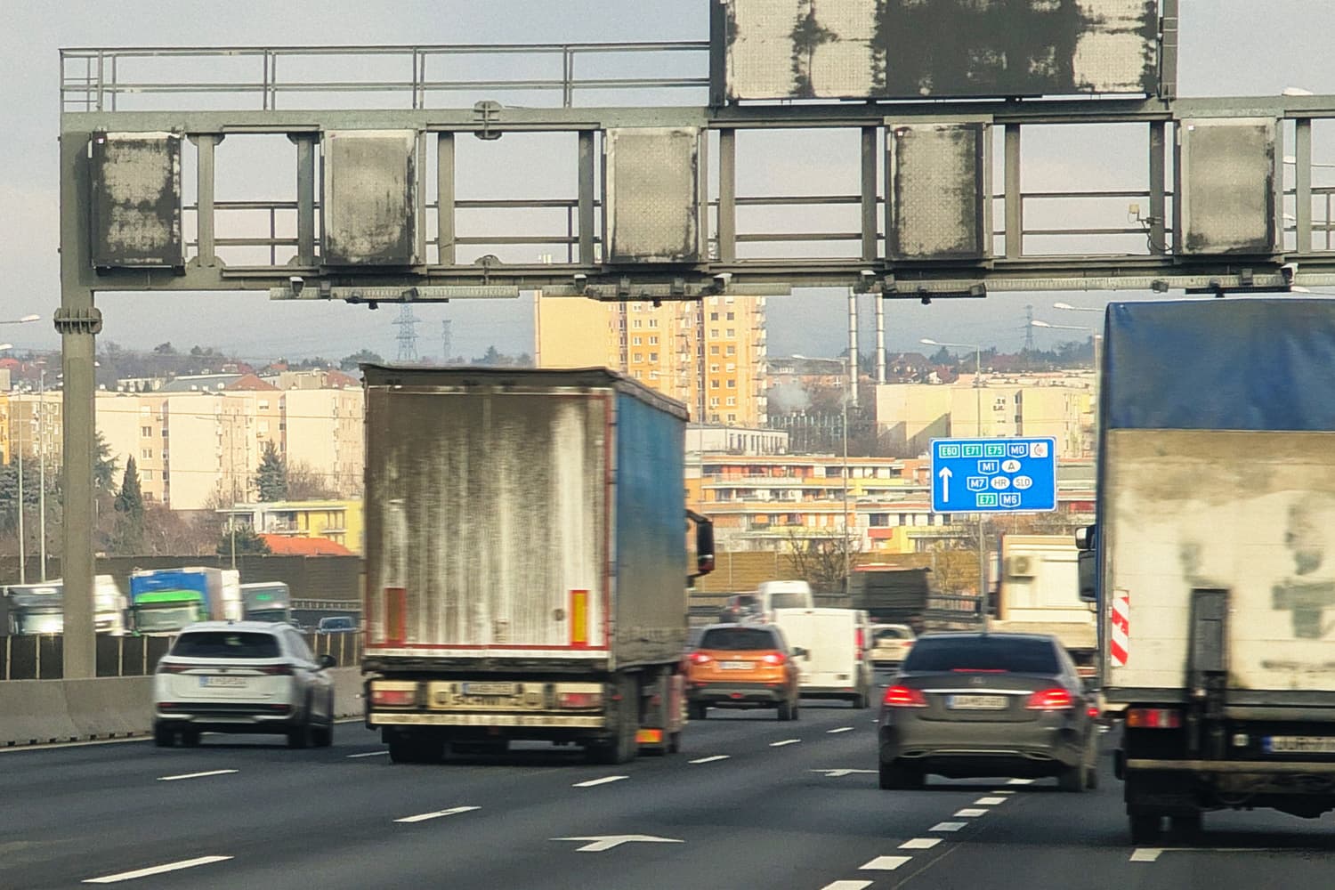 Hétfőtől nehéz hetek várnak a budapesti agglomeráció autósaira