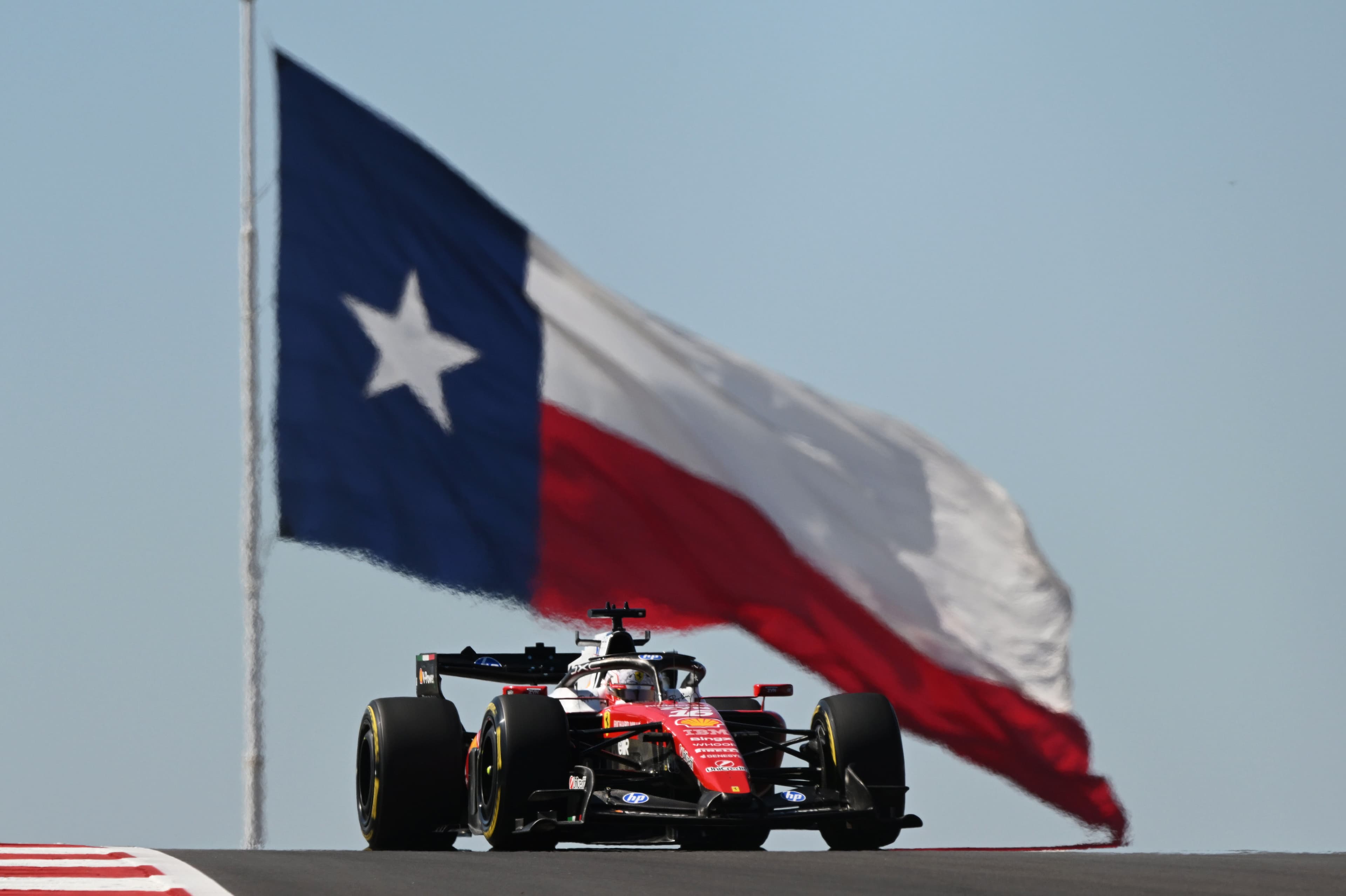 Eddig a Ferrarinak áll a zászló az F1-ben