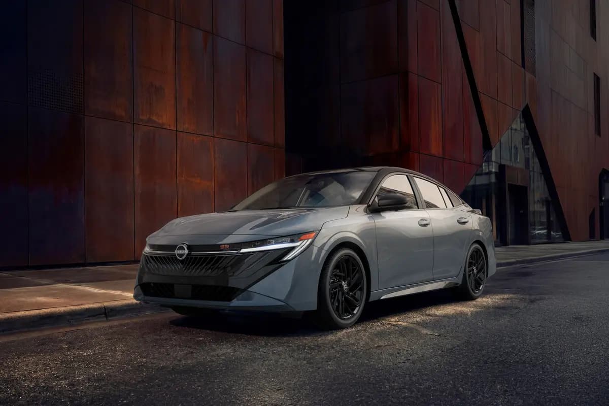 Megújult a Nissan szedánja! Vajon itthon is kelendő lenne 7 millió forintnyi összegért?
