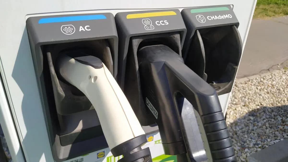 Átláthatóbbá válik a hazai villanyautó-töltés: elindult az Országos TöltőPont Regiszter!
