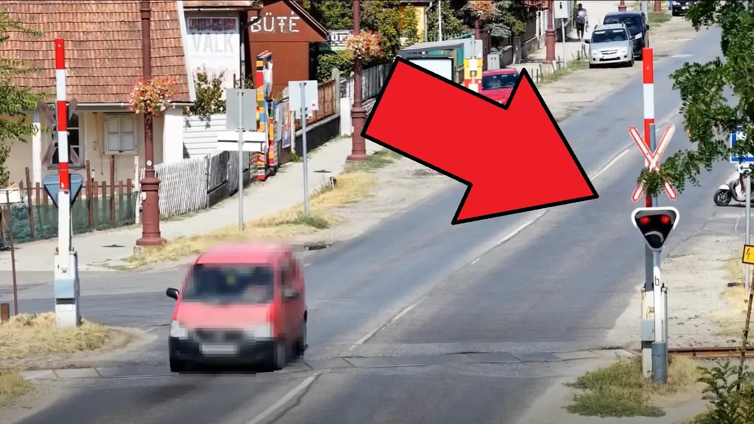 Drónfelvételen, ahogy a Suzuki a vonat elé hajt a sínekre: a jogsit is bukta a sofőr!