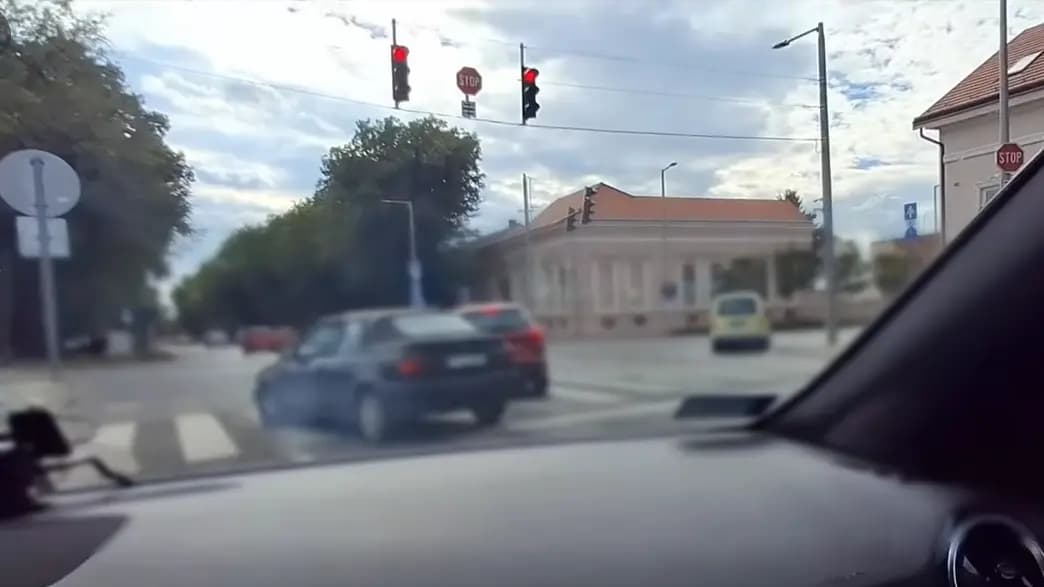 Nem hajtott át a piroson, majdnem belerohantak hátulról: ilyenkor ki a hibás?