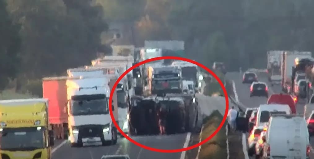 Videó: nyílegyenes szakaszon hajtott szalagkorlátnak a kamion, figyeld, mi történt ezután!
