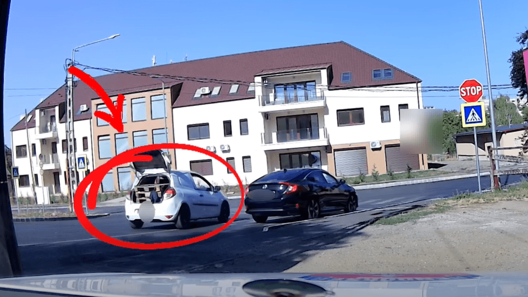 Nyitott csomagtartóval hajtott el a stoptábla mellett: kitalálod, milyen autó eredt utána?