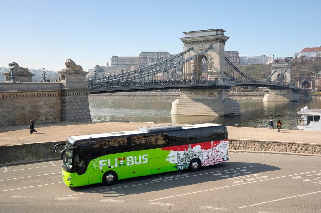 Kiverte a biztosítékot a taxisoknál? Közvetlen reptéri buszok indultak vidékről