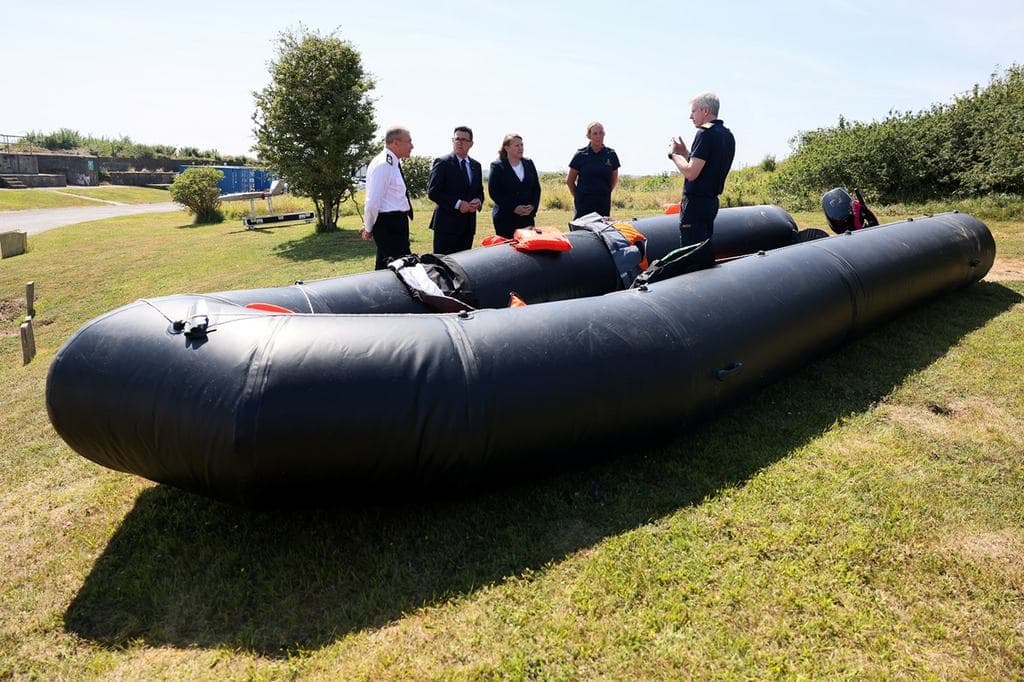 Tömeges átkelés: 15 méter hosszú felfújható csónakok 1600 euróért kaphatók az Alibaba weboldalain
