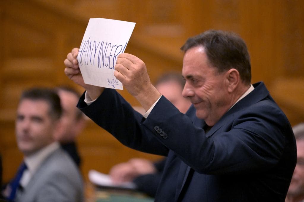 Magyar–Toroczkai-összecsapás, Pócs „hányinger” táblája és a Fidesz mint az „új Gyurcsány” – ma sem hazudtolta meg magát a parlament