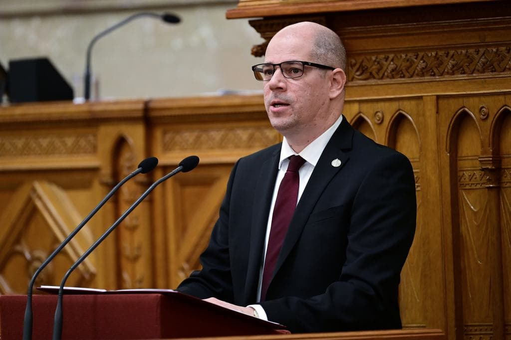 Távozása előtt még milliárdokat oszthatott szét a legfőbb ügyész