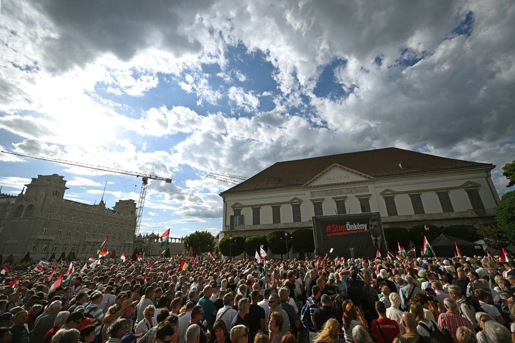 „Eddig és ne tovább!” – Magyar Péternek üzennek a Kossuth térről
