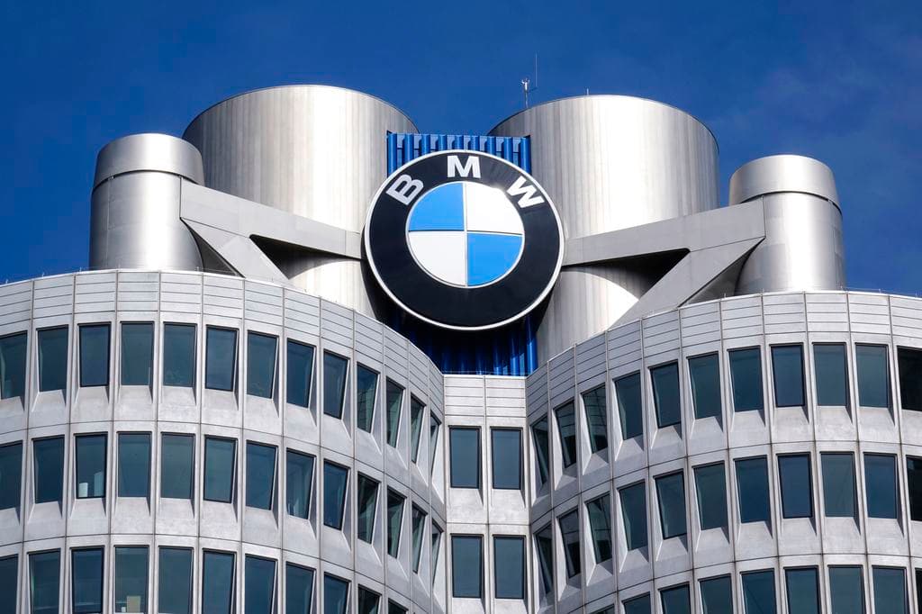 Beütött a krach a BMW-nél: beszántanak 8000 munkahelyet, bezuhant a profit