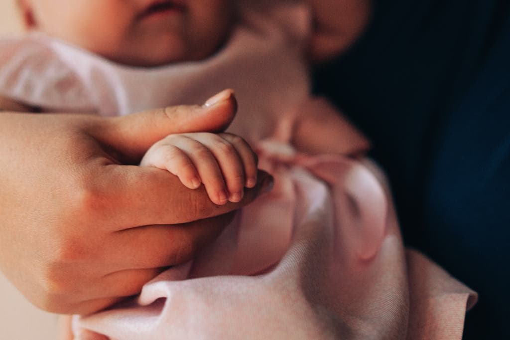 Kavarodás van a hátrahagyott csecsemők körül: tömegével jelentkeznek a segíteni akarók, közbelépett az OKFŐ