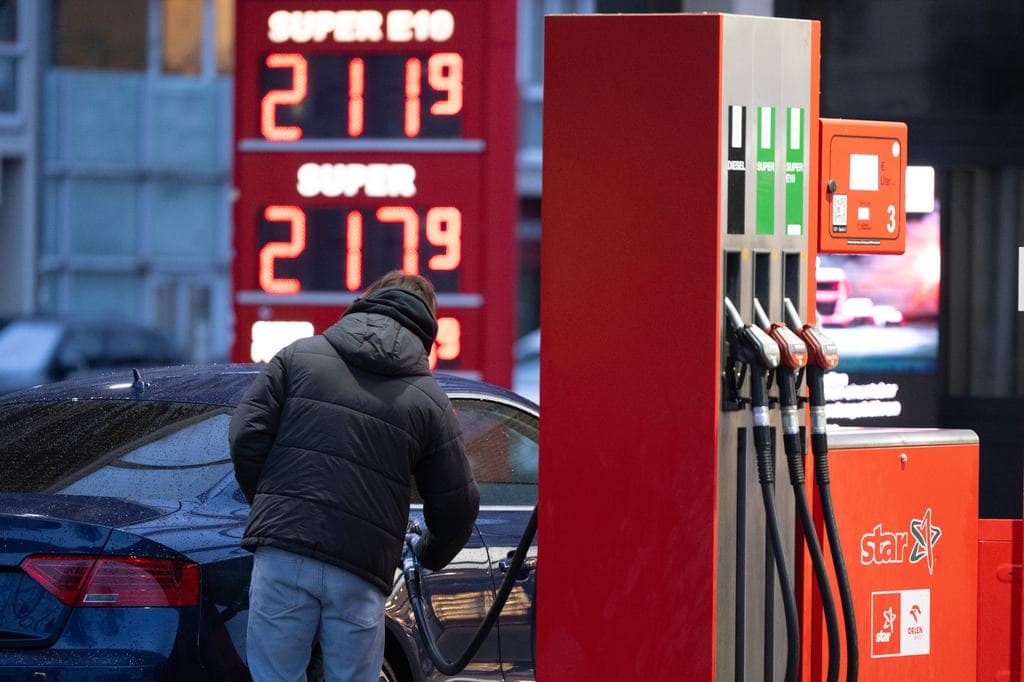 Raportra hívják az olajcégek vezetőit, hogy novemberig lenyomják a benzinárakat