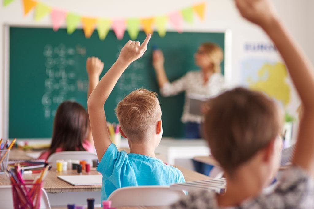 Összeomolhat a magyar oktatás? Döbbenetes számok miatt kongatják a vészharangot