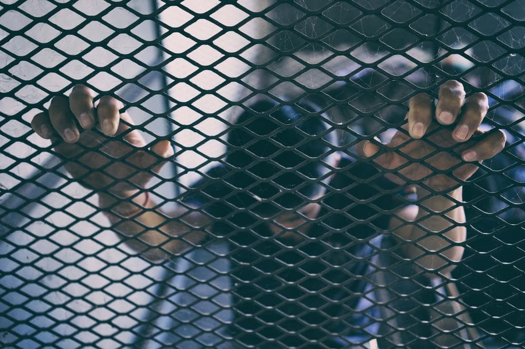 Nyakánál fogva szorított falhoz egy 12 éves gyereket, bíróság elé kerül a Szőlő utcai rendész