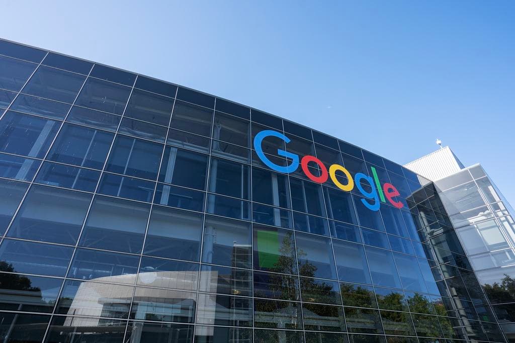 Megadta magát az óriás: nagyon teper a Google, hogy elkerülje a bírságot