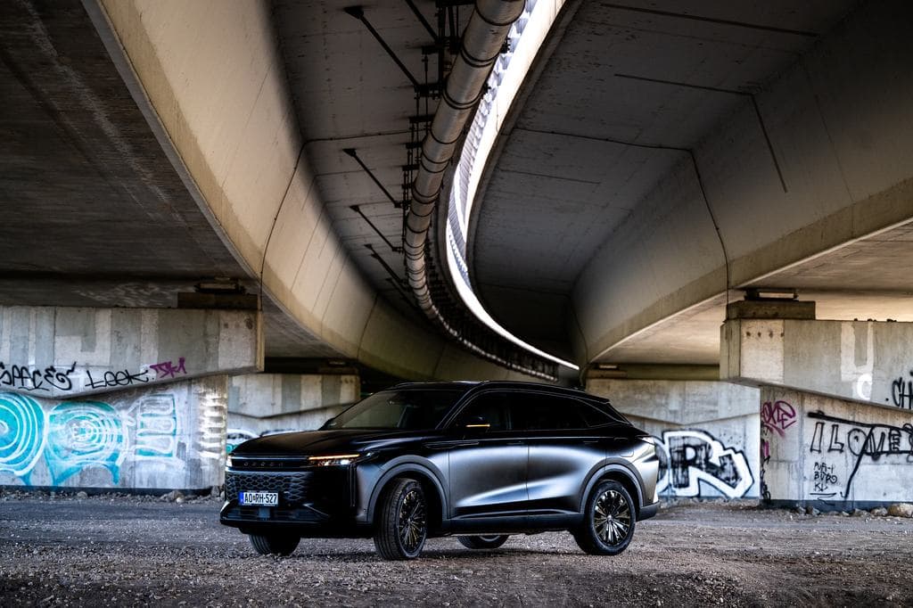 Omoda 9 SHS-P Black Edition teszt: 462 lóerő, masszázs és néma csend – elcsábulnak tőle a prémium ügyfelek?