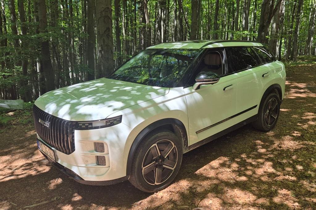 „Pár hónapja még Lexust vettem volna” – kipróbáltuk a hibrid SUV-ot, ami feladja a leckét a prémiumnak