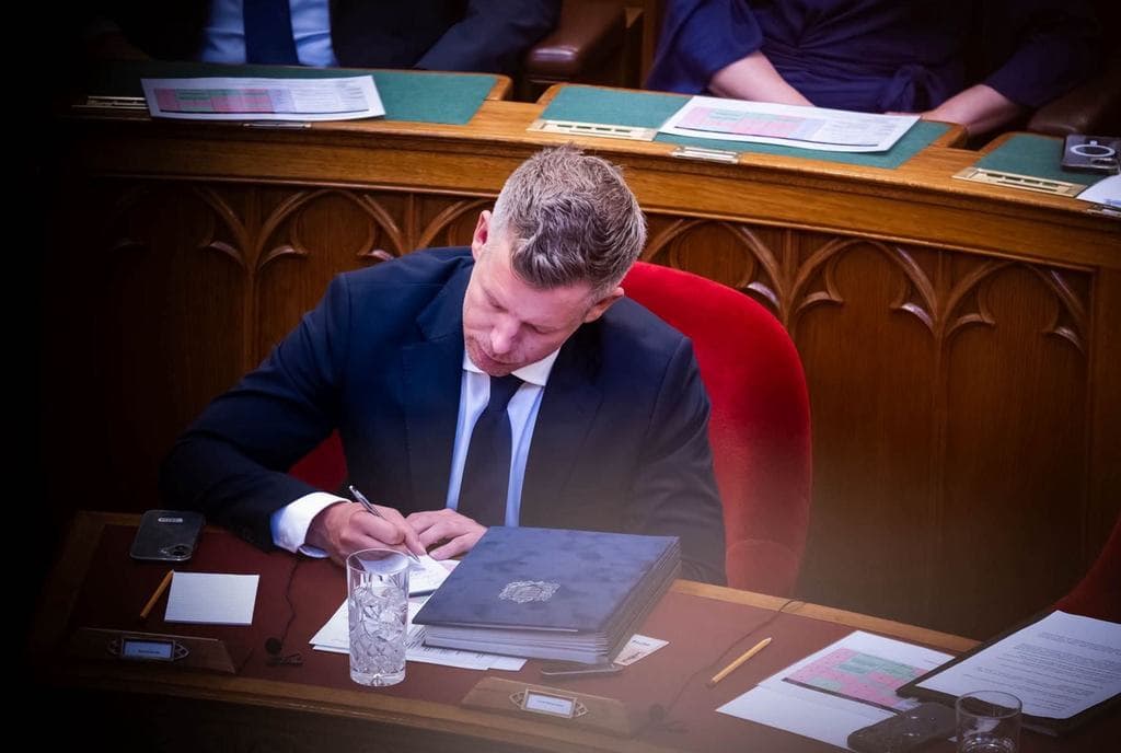 Ma megint meghuzogatja a kormány bajszát az ellenzék: Magyar Péterék készülnek a kemény kérdésekre