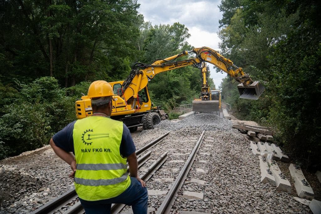 Viszlát, döcögés: visszakapják a 80-as tempót a vonatok, de Vitézy Dávid szerint még több száz ilyen munka kell