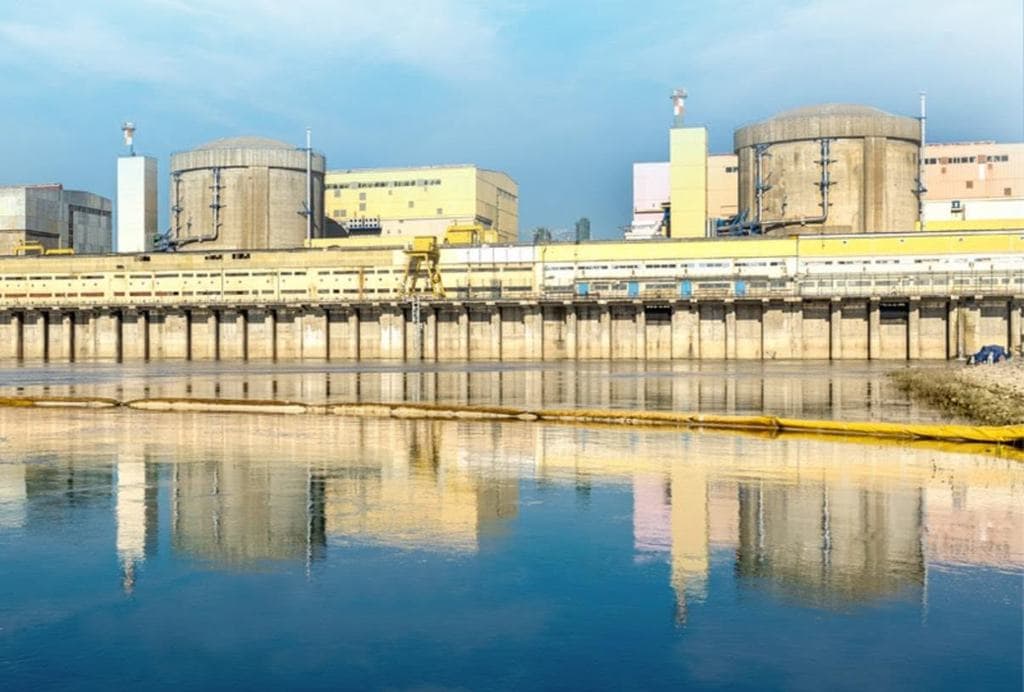 Hajókat süllyesztenek el a Dunában! Rendkívüli gátépítés indult az atomerőműnél